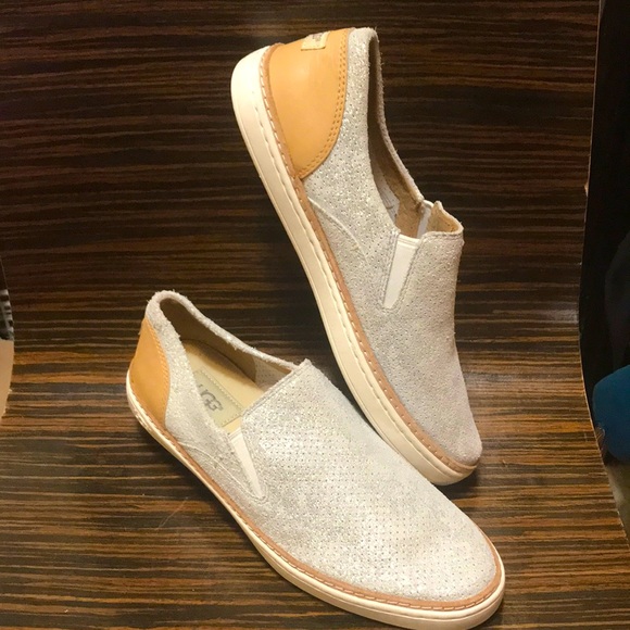 New UGG sneaker, size 8 - Picture 2 of 8